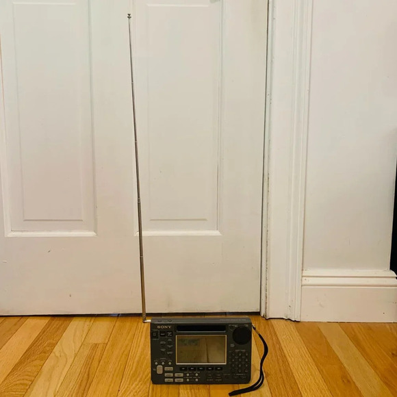 Sony ICF-SW55 World Band and Short Wave Receiver Radio - Picture 9 of 13